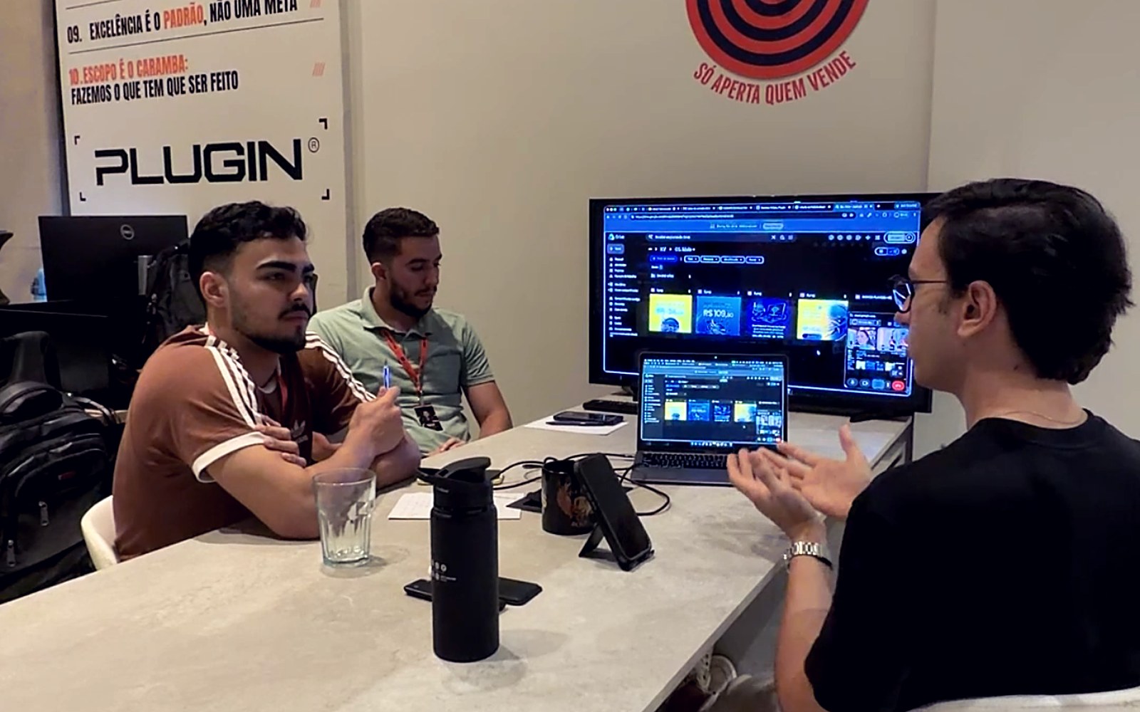 Time da Plugin reunido discutindo estratégia