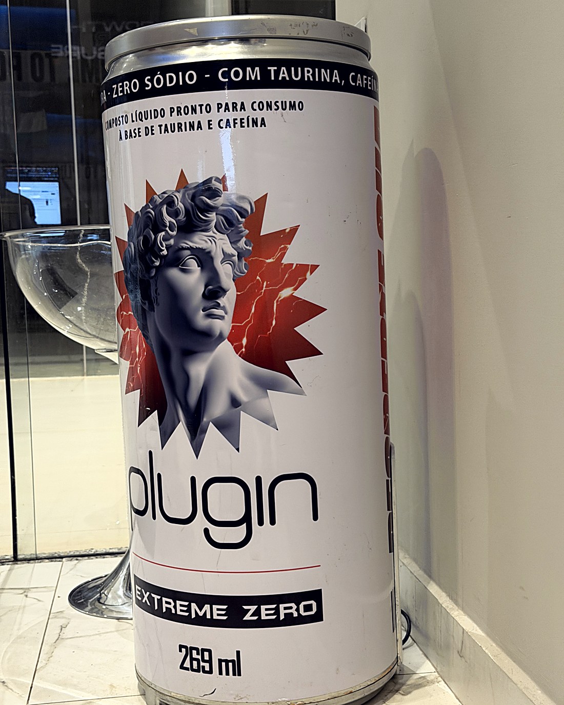 Lata da bebida energética da Plugin