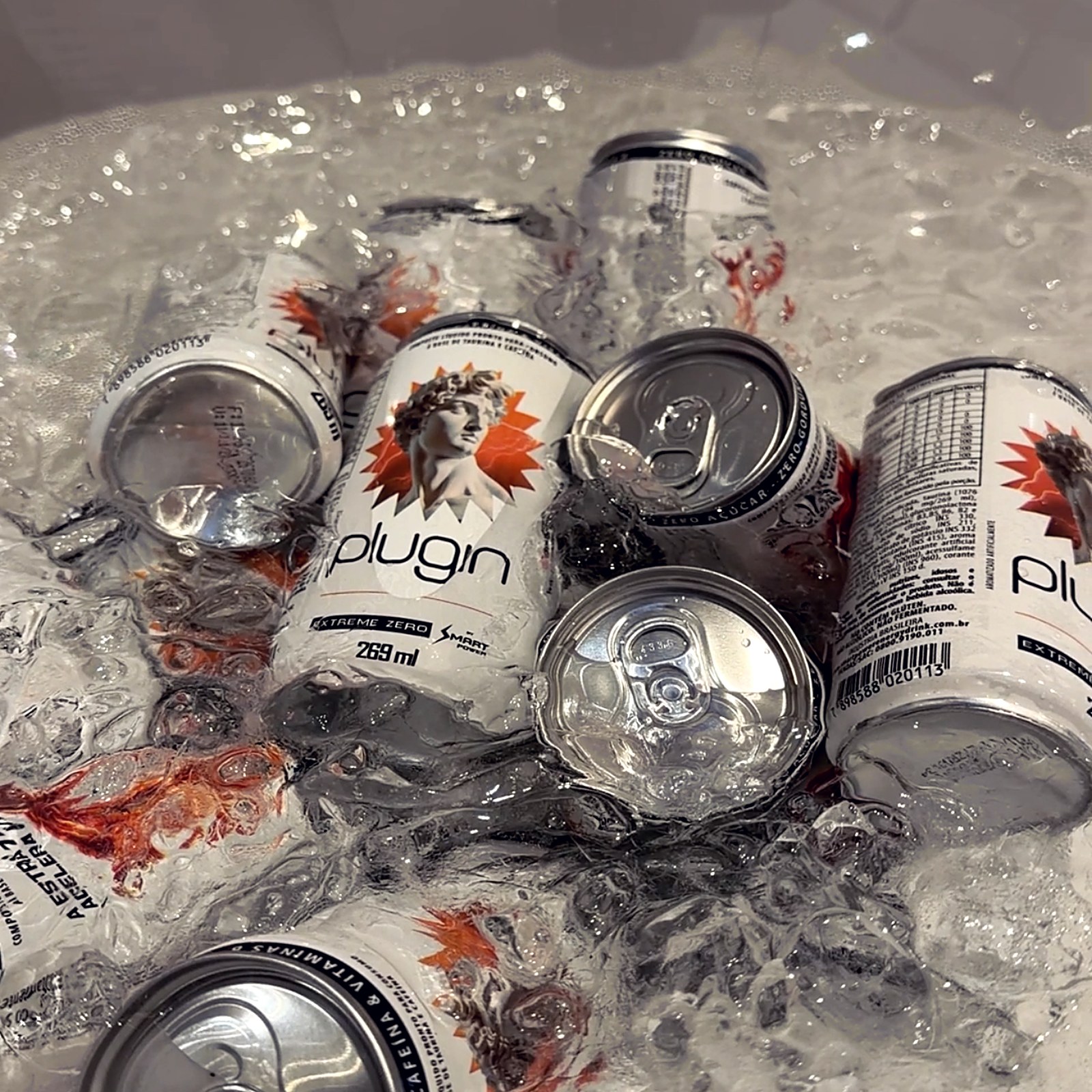Latas Plugin no gelo durante evento do time