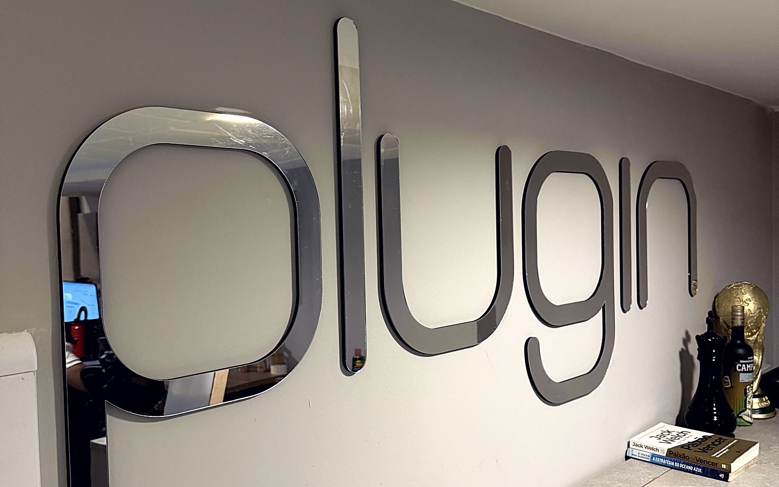 Logo da Plugin na parede do escritório