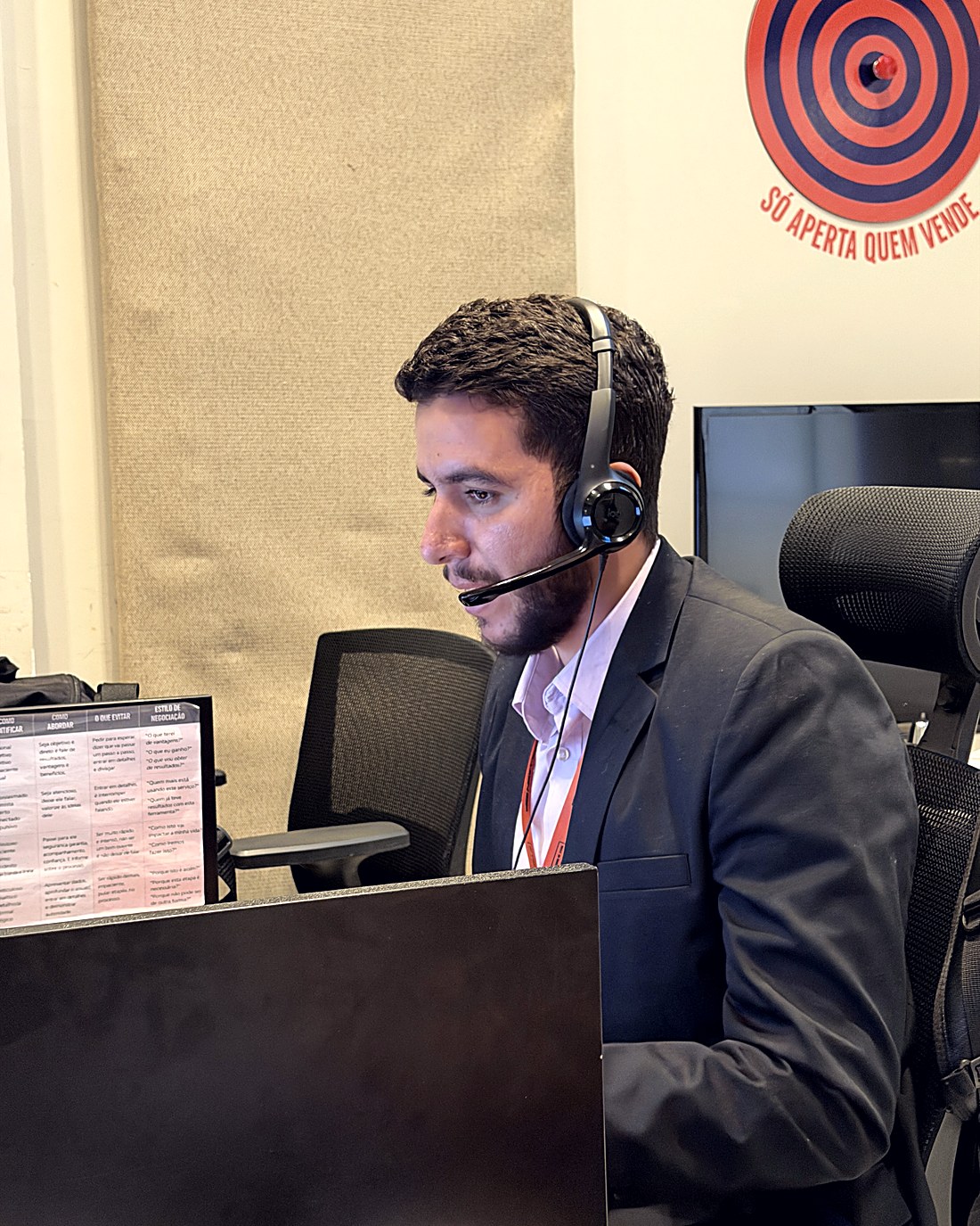 Consultor da Plugin em ligação com cliente